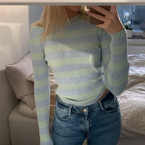 Tröja från nelly - Randig tröja från Nelly! Storlek Xs men passar bra på mig som vanligtvis har S. Väldigt mjuk i materialet. Frakt tillkommer💘