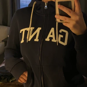 Gant zipper hoodie  - Relativt ny tjocktröja som bara inte använt så mycket på pga för många tjocktröjor. Extremt skön kvalite så hoppas den kommer till användning för någon annan! Köpt på gant Täby centrum. Storlek medium. True 2 size