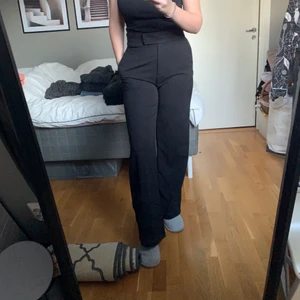 Svart kostymbyxa - Svarta ”kostymbyxor” ifrån hm, storlek 42 men passar mig som vanligtvis har 38! Endast använda 1 gång. Slutsålda på H&M’s hemsida. 