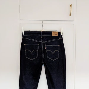 Levi's jeans 26/32 slim - Mörkblå, mkt gott skick! Heter High Rise Skinny men skulle säga att de är mer normalhöga i midjan.