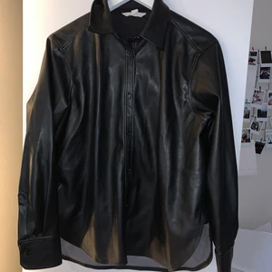 Skinn skjorta - Skjorta i skinnimitation från HM använd fåtal gånger i storlek S 