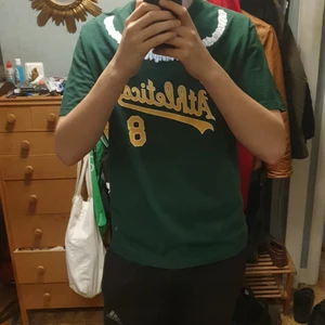 Baseball t-shirt - Säljer den här fina tröjan då den inte kommer till användning. Köpte den på en outlet. Priset var då 400 kr. säljer bara i kontanter. Storleken är medium men den passar lika bra på small. 