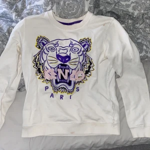 Kenzo tröja  - Jag vet inte om denna är fake eller äkta köpte den på Plick, tjejen sa att den va äkta men vet ändå inte 100%. Använd för senast ett halvår sen, storlek S