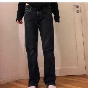 Mörkblå jeans som liknar levis jeans! Säljer pågrund av att dom inte kommer till användning😕 byxorna har en lite blekning på baksidan, kan skicka bild vid intresse! Inget som syns särskilt mycket💕 (Lånade bilder, av förra ägaren) 