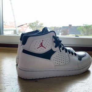 Nike Air Jordan  - Nike Air Jordan Access Black Red White, använd ett mycket fåtal gånger och användningen syns inte på skorna. Storlek 42.5 i herrstorlek. Pris 600kr + frakt men pris kan diskuteras vid snabb affär 🤍