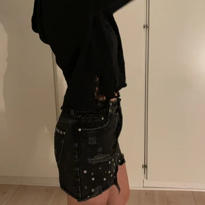 Zara kjol - Svart kjol från zara med slitningar och nitar. Sparsamt använd. Supercool 🖤