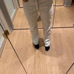 Jeans zara - Väldigt ljusblåa jeans från zara. Bara använt ett fåtal gånger. Gillar dessa jeansen väldigt mycket men använder de sällan så säljer de. Jeansen har inga defekter