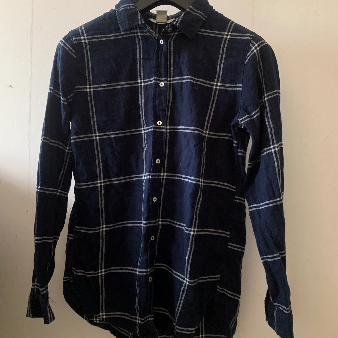 En marinblå/vit rutig skjorta