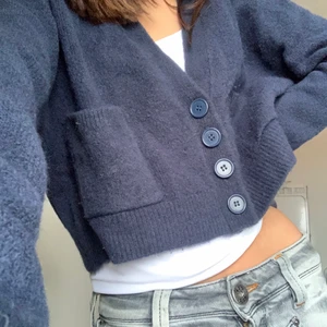 Zara kofta - Säljer denhär snygga och sköna koftan från zara!                   Bra skick, och knappt använd❤️