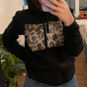 The cool elephant hoodie - hoodie från The cool elephant i storlek s (passar även xs) 🤍 säljer pga att den ej kommer till användning längre 🥰 välanvänd (därför det låga priset) ✨