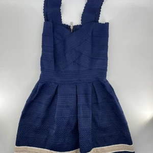Bandage dress - Supersöt bandage klänning med guld strass nertill. Är i väldigt bra skick! Nypris 1500kr passar xs/S 