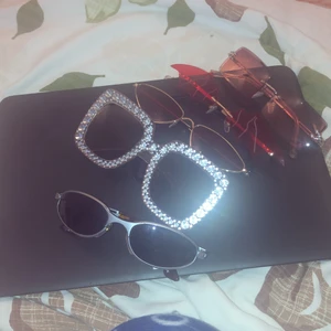 Solglasögon  - Solglasögon 15kr/st, 50kr alla tillsammans 