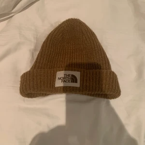 North face mössa brun - Snygg brun norrbagge mössa, samma form som acne mössa