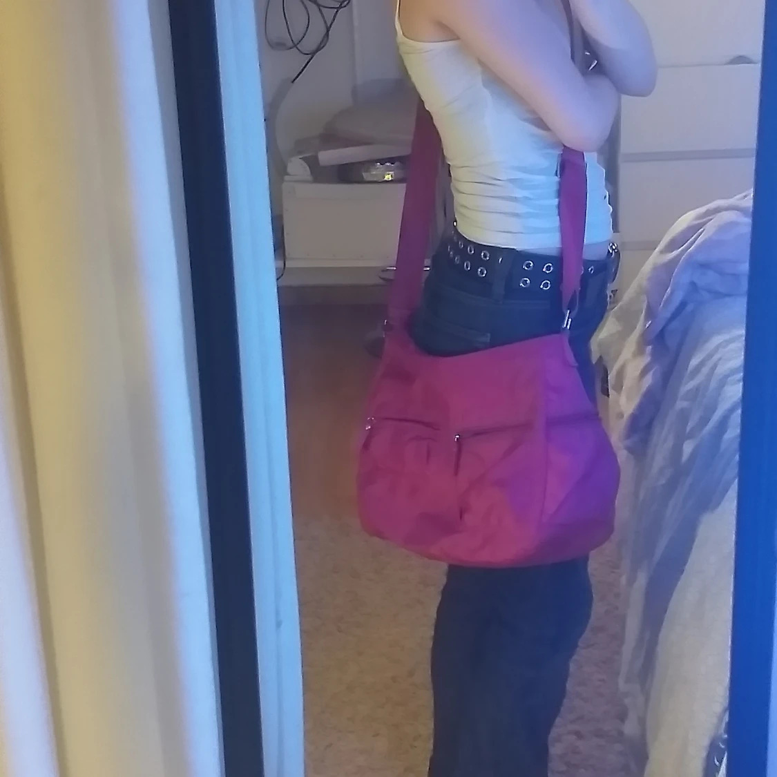 Neon rosa äxelväska