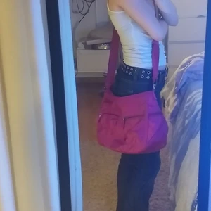 Neon rosa äxelväska  - Nyss köpt. Säljer för att jag inte har nån använda för den💞 Går att justera banden till önskad längd skriv för mer info! Köparen står för frakten