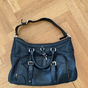 Hugo boss väska i läder  - Svart Hugo Boss i läder. Några skavanker, se sista bilden.