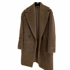 Varm ullkappa från märket Agnona - Supersnygg och varm ullkappa från italienska märket Agnona. Passar XS/a och liten M. Cool oversize modell. Alpaca och ull. 