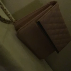 L - Två fina väskor jag har bara haft dom 3 gånger och jag säljer dom för två för 80