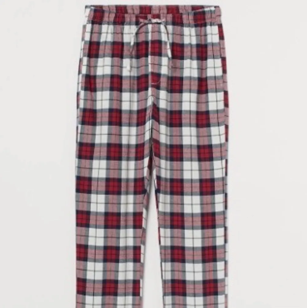Säljer detta par slutsålda pyjamasbyxor från H&M i storlek S. De är i utmärkt skick och sparsamt använda! Andra bilden är lånad, skriv för fler bilder!💞  Högsta bud 200kr eller köp direkt för 260kr, höjning med minst 10kr☺️. Jeans & Byxor.