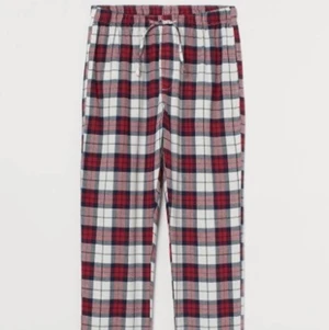 Pyjamasbyxor  - Säljer detta par slutsålda pyjamasbyxor från H&M i storlek S. De är i utmärkt skick och sparsamt använda! Andra bilden är lånad, skriv för fler bilder!💞  Högsta bud 200kr eller köp direkt för 260kr, höjning med minst 10kr☺️