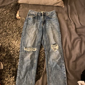 Jeans - Jeans med hål på knäna, mom modell! Något kort i benen på mig (174cm) 