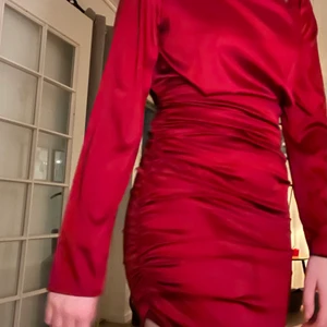 Röd satinklänning - En helt oanvänd röd satinklänning från NAKD!! Storlek 38 men skulle säga att den funkar på alla mellan 36-40 eftersom att den har resår runt låren! Köpt för 499. Veckad nertill och lösare upptill🖤 Skicka ett meddelande vid intresse eller frågor!!🌸 
