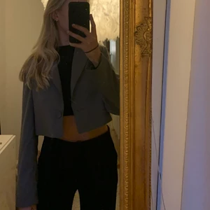 Kroppad Kavaj - Kroppad kavaj från ginatricot, helt oanvänd med lapp kvar storlek 32