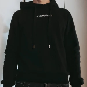 Dolce & Gabbana Hoodie  - Helt ny och äkta D&G hoodie. Lappar och kvitto finns kvar. Köptes från King of Wear för 4500kr. Storlek 46(S)