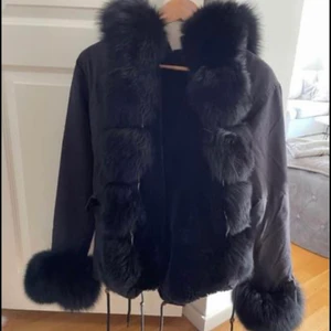 PARKASJACKA (KORT I LÄNGDEN) STORLEK - M - Parkas jacka i äkta päls, all päls är avtagbar.   Nypris 4900kr mitt pris 2000kr  STORLEK - Medium  Använd fåtal gånger förra vintern (2020) då jag köpte en längre, så i väldigt fint skick. 