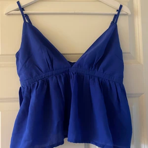 Blå topp - Supersöt populär topp från bikbok! Tyvärr har den blivit för liten för mig💕