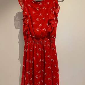 Röd klänning med volang i armarna från Cubus , stl L 120kr