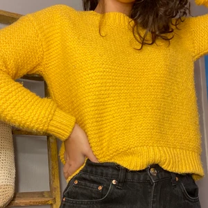 Stickad tröja  - Jättefin gul stickad tröja ifrån bikbok stl xs, men sitter fint på mig som normalt bär S. Säljer då den ej kommer till användning längre.  Fint men använt skick. Köparen står för frakten💕💕