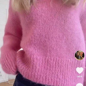 Rosa stickad tröja från HM - Jättefin rosa stickad tröja från hm som är köpt för ett tag sen. Använd några få antal gånger och är helt Slutsåld. 