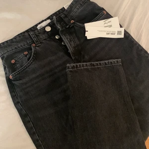 Zara mid waist jeans - Mid waist straight jeans från Zara. Aldrig använda och lappen är kvar. Slutsålda på zara hemsida