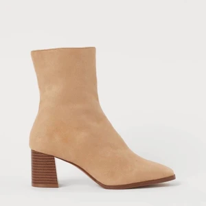 Stövletter från hm i storlek 37 - Stövletter ifrån hm i storlek 37. De är i beach mocka imitation. Mycket bra kvalite då dom aldrig är använda.😊