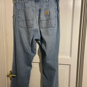 Carhartt WIP 31/32  - Sjukt snygga blåa carhartt WIP workpant som passar till nästan allt. Sjukt bekväma! Skriv vid några frågor. 