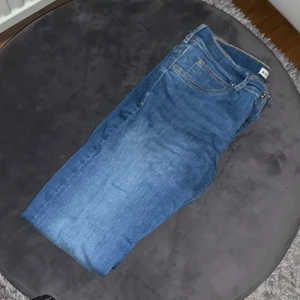 Ginatricot Jeans - Ginatricot blå skinnyjeans ALEX i storlek XL. Inköpta för X antal år sedan. Bra skick, legat i en byrålåda senaste åren. Kan mötas upp i Örebro alt skickas då köparen står för frakt. 