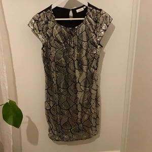 Kappahl paljettklänning  - Använd 2ggr för några år sedan, strl 170