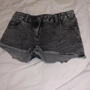 Ett par svarta shorts  - Svarta jeans shorts. Ganska korta.Använd kanske 10 gånger men är i fint skick.