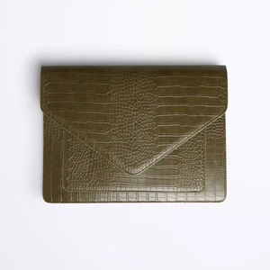 Laptop case/Väska -  Hejsan!  Jag säljer ett oanvänt laptop case, som är slutsålt på ginatricot.  Originalpriset är 299kr, men jag säljer för enbart 50kr.   Hör gärna av er vid intresse och jag möter helst upp folk i Göteborgskrokarna. 🌺 