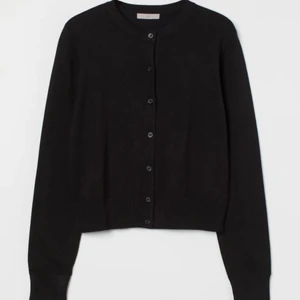 Kofta HM - Jätte snygg men använder inte, nypris 130. Jättebra skick! Säljer även en likadan beige och en liknande blå💕 budet ligger på 65kr!