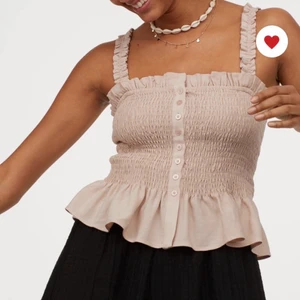 Beige topp  - Beige topp. Super bra kvalitet och knappt använd. Storlek 42 men passar mig som är 34 och allt upp till 42 då den är  super stretchig.