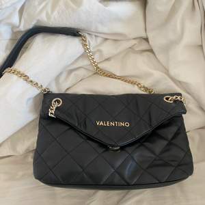 Säljer min superfina väska från Valentino. I ett gott skick. 🖤 frakt tillkommer.