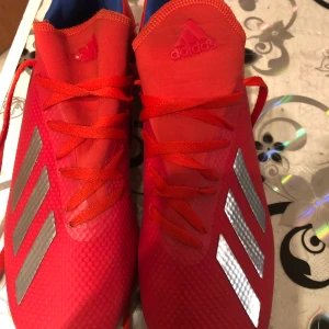 Adidas  - Fotbollskor, HELT NYA, använda en gång och slutade tyvärr på fotboll efter de, dom är så oerhört bekväma att spela i och funkar felfritt, som ni ser inget är sönder och dom är i perfekt skick. Köptes från Adidas för ungefär 2 år sen för 600kr säljer dom för 200-250kr, dom är i stolek 18,3 vilket är amerikanska storlekar men dom passar perfekt för mig dom har 39-40. Köparen står för frakt!<3