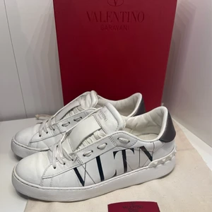 VALENTINO SKOR - SENASTE BUD 2600kr❤️ Säljer nu mina såå snygga Valentino skor i en ascool modell!! Storlek 37/38😍 De är väldigt bra i skicket, helt vita dock lite creasade, som ni ser på sista bilden. Box, dustbag osv medföljer! Köptes för 6500kr! KÖP DIREKT FÖR 3000kr!