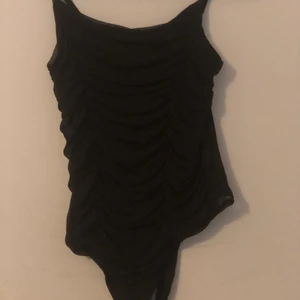 Body bikbok - Bikbok body använt ett par gånger men ser nu ut (inte min stil längre) den är räfflad som man ser på bilden