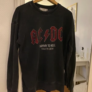 Sweatshirt ACDC  - Cool lite oversized sweatshirt från MANGO med ACDC tryck (stenar). Några få stenar har låsnat som man kan se på bilden, dock inget som stör enligt mig ❤️‍🔥