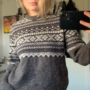 Mysig tröja stl. M/S - Härlig och mysig tröja med gulligt mönster. Den är grå med vitt mönster på. Den passar som en stor S och är snygg med allt! Perfekt på vintern och hösten och gör alltid outfiten bätttre!! 🥰🥰