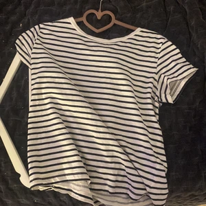 Randig tröja  - Säljer denna tröja strl s, 30kr💖