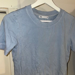 Blå zara t-shirt - Blå T-shirt från zara💙 storlek xs, bra skick. 
